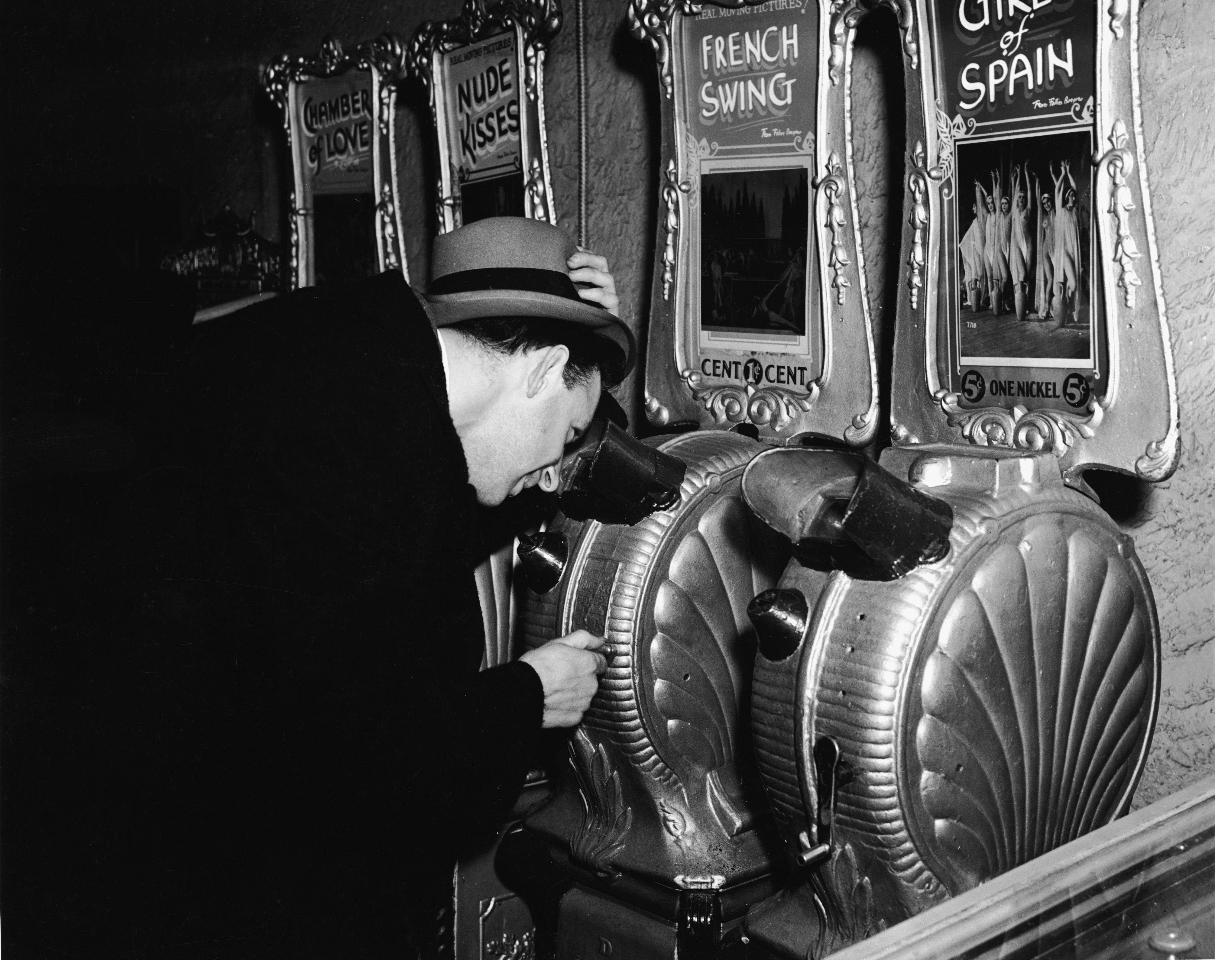 1940s-erotic-peep-show-machines