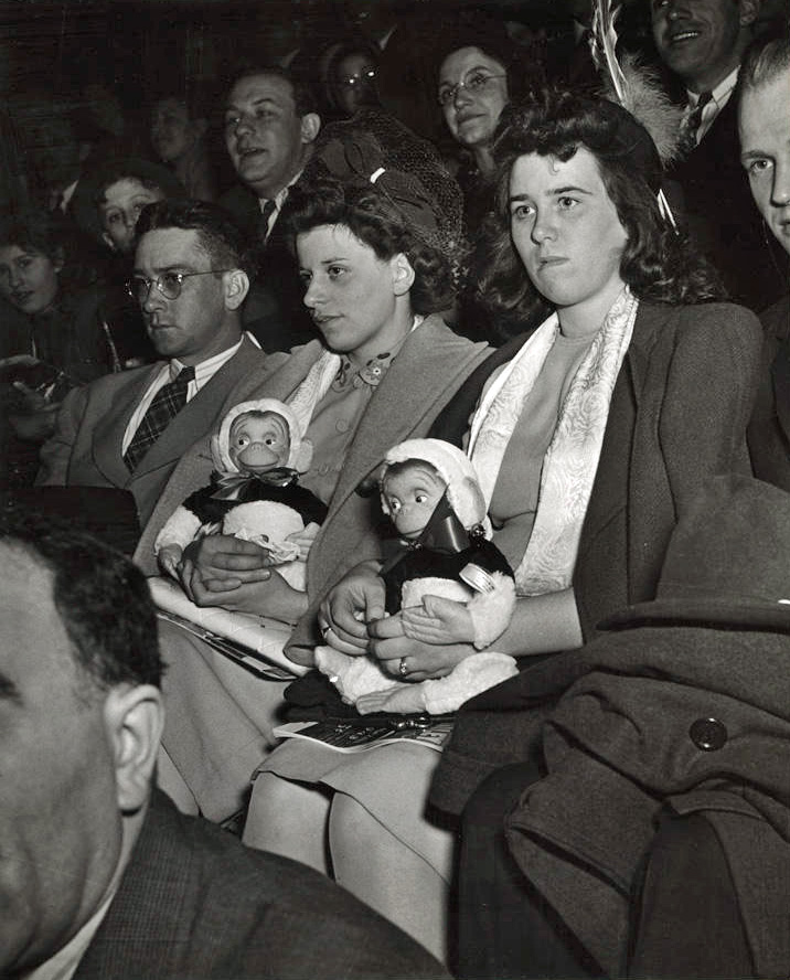 Weegee - Circus audience, ca. 1943