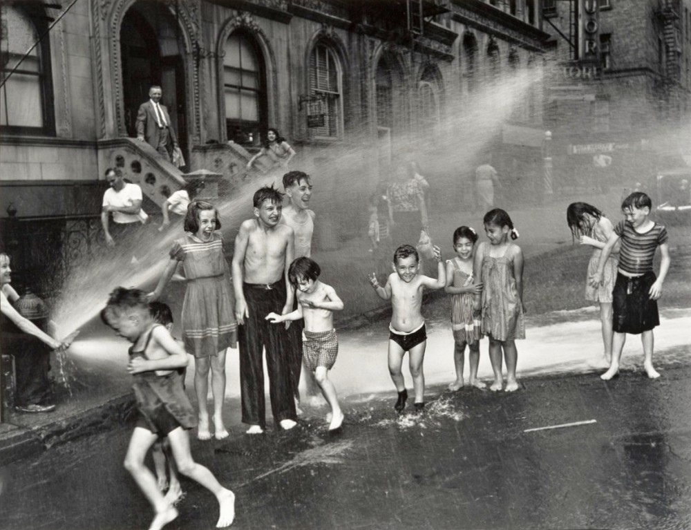 Weegee - Summer on the Lower East Side, 1937