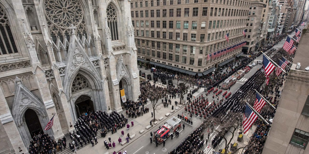 Прощание с погибшим нью-йоркским пожарным