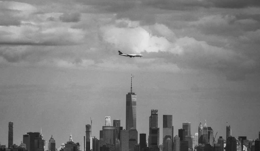 Вот такой еще сюжет у меня появился на тему самолета и небоскребов. Снято из Нью-Джерси.