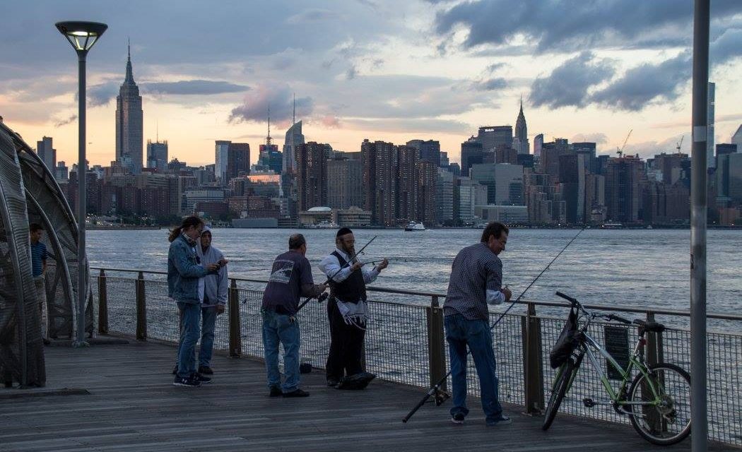 Чисто нью-йоркская картинка: хасид спорит c доминиканцем о рыбной ловле