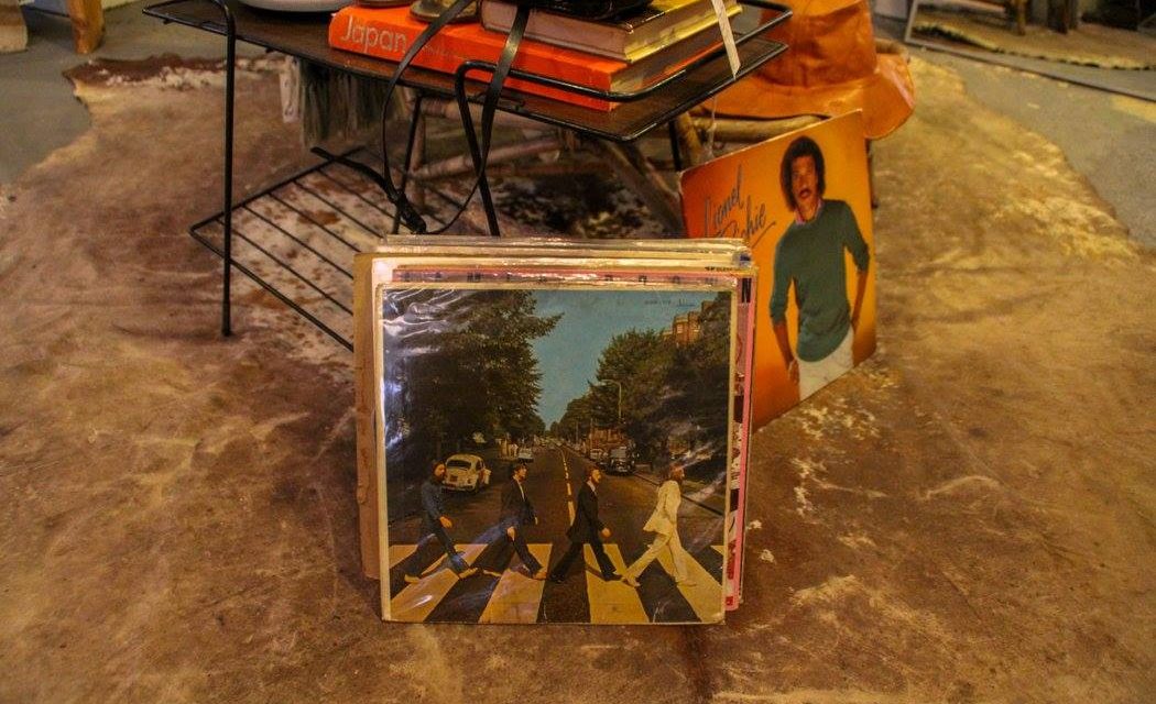 Легендарная четверка на обложке легендарного альбома в хипстерском магазине в Бушвике