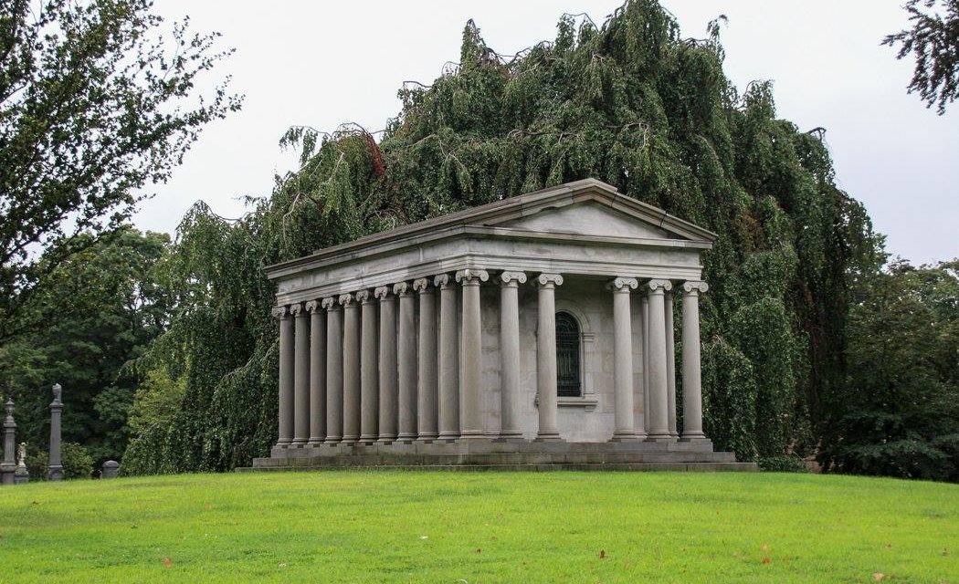 А это мавзолей Джея Гулда — «Самого ненавистного человека в Америке», как называли его современники