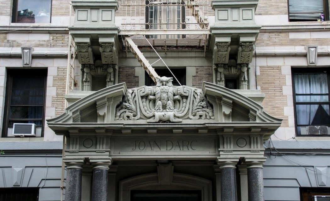 Вход в жилой дом “Жанна д’Арк” с роскошной совой над входом. Вашингтон-Хайтс, Манхэттен.