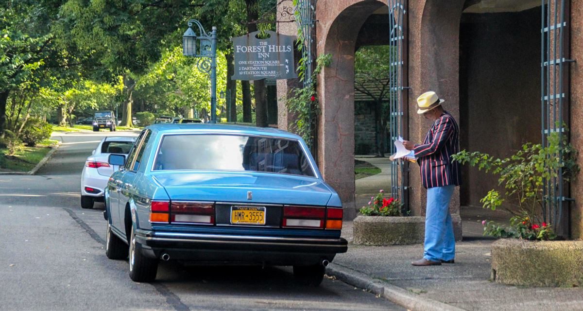 Роллс-Ройс и его владелец с брюками в цвет машины. Сегодня в Форест-Хиллс-Гарденс, Куинс.