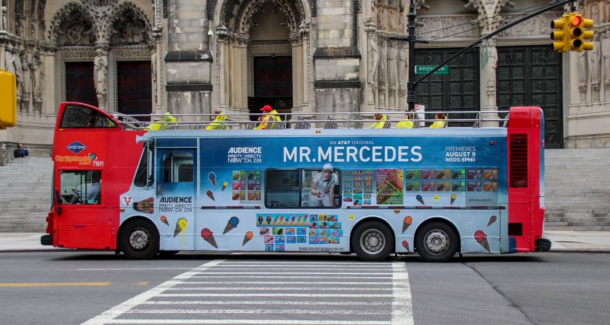 Реклама нового сериала по Стивену Кингу  “Мистер Мерседес” на туристическом автобусе