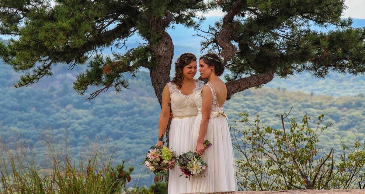Тили-тили тесто, невеста и невеста. Встретил сегодня такую свадьбу на вершине Медвежьей горы.