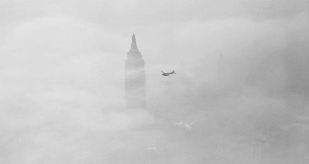 Самолет DC-3 пролетает в густом тумане мимо верхушки Эмпайр-стейт-билдинг, 1946 год