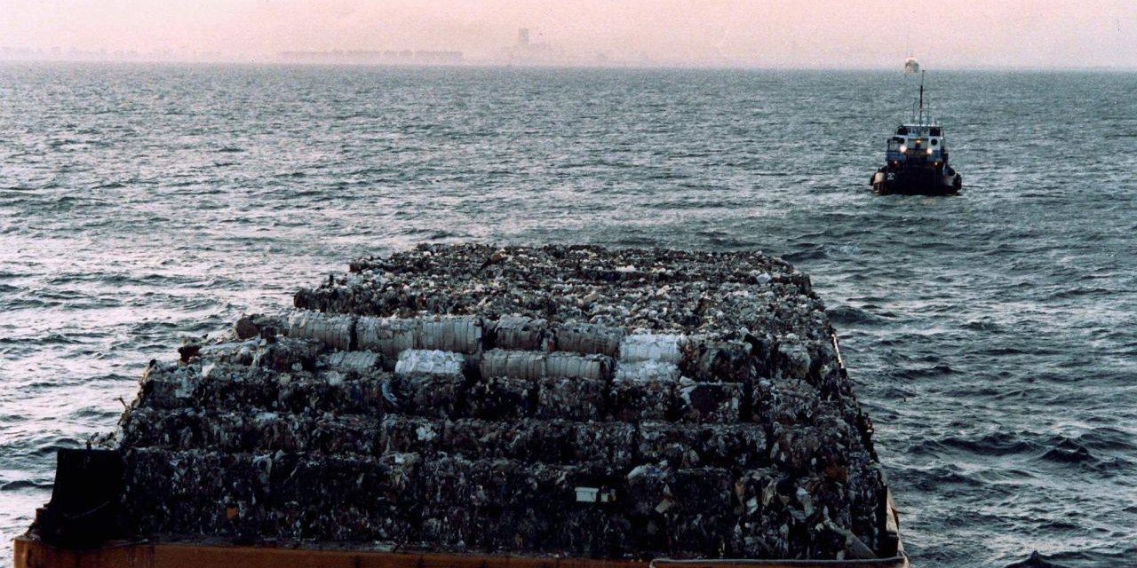 Написал почти детективную историю о том, как 3168 тонн мусора из Нью-Йорка в 1987 году …