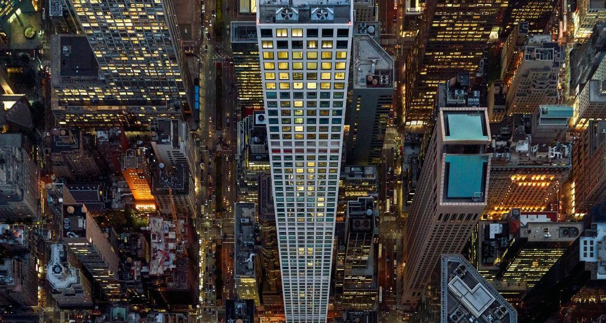 Вид сверху на жилой небоскреб 432 Парк-авеню, известный так же, как Миддл-фингер-билдинг