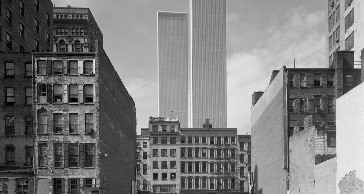 Новенькие блестящие башни Всемирного торгового центра, 1973 год