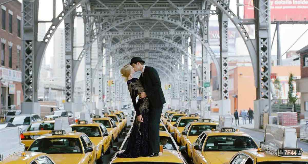 «Эдит и Эндрю целуются на крыше такси»