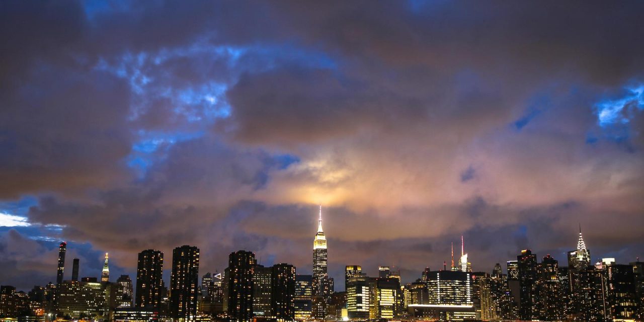 Сегодняшнее вечернее небо над Манхэттеном.