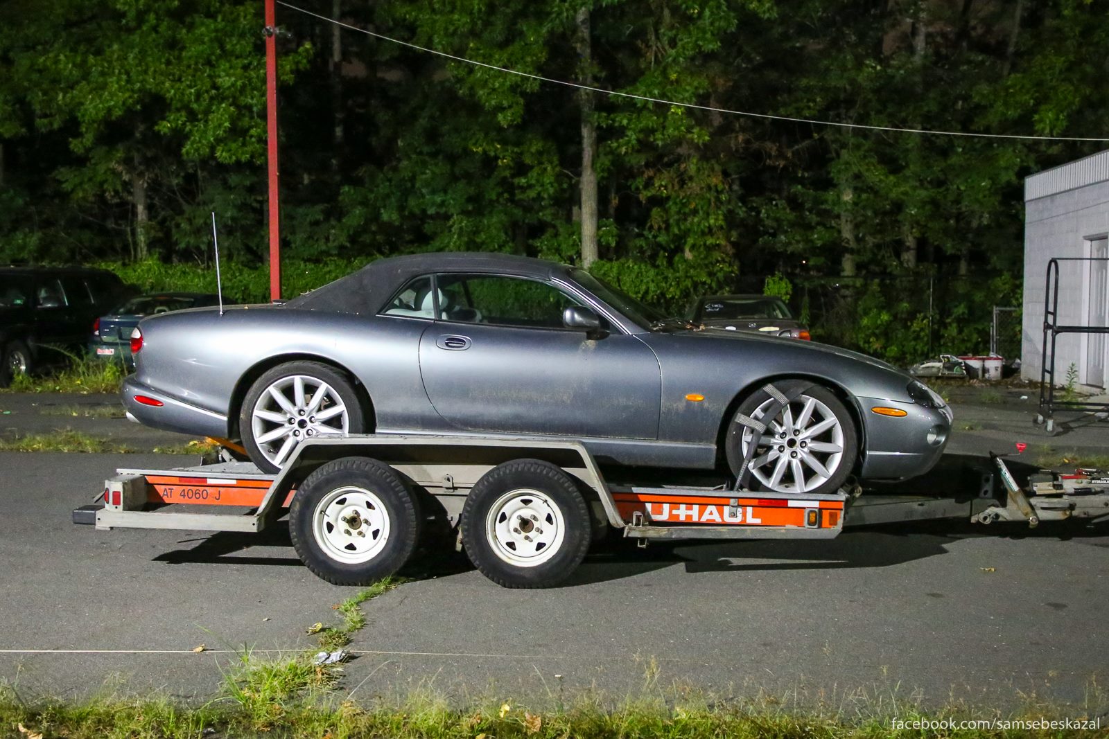 Где-то за городом, очень недорого, папа купил автомобиль Jaguar XK8 -  Samsebeskazal