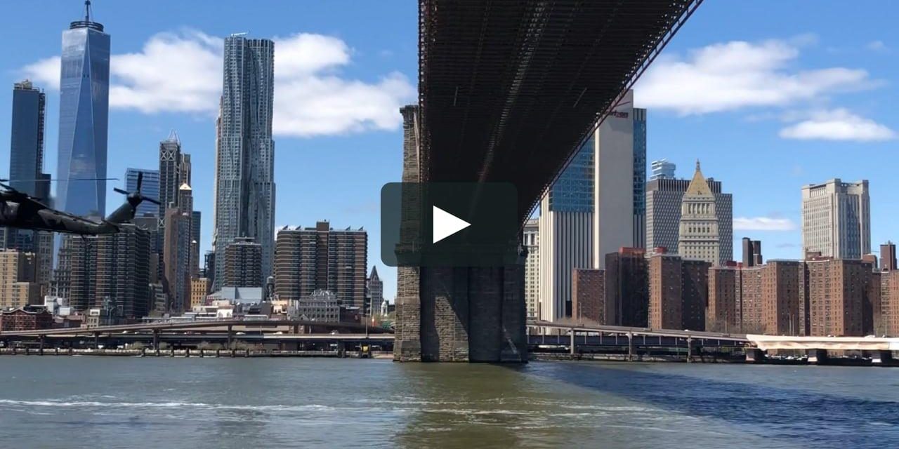 Проход семерки вертолетов под Бруклинским мостом