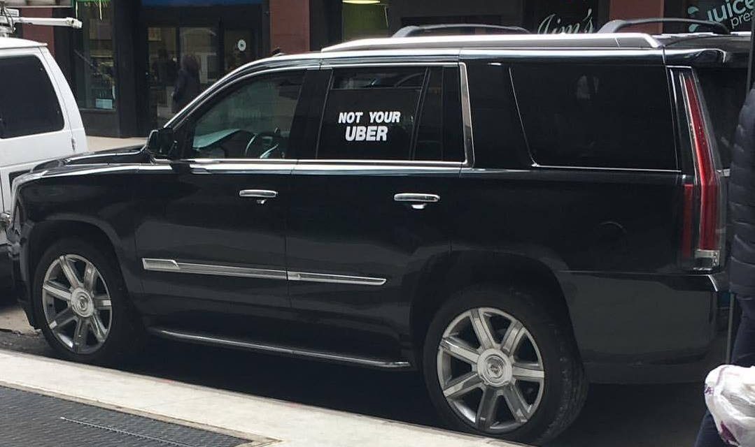 Сложности владения большим черным внедорожником в Нью-Йорке :) Надпись на стекле: Это не ваш Убер