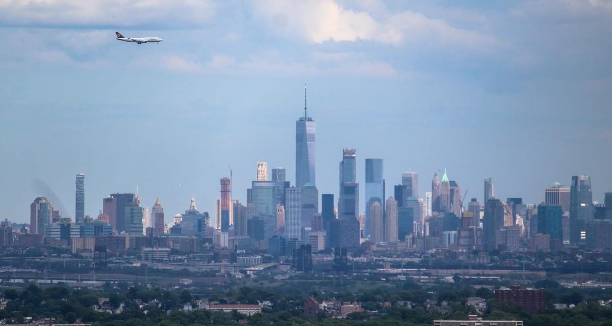 Самолет и башня Всемирного торгового центра – не самое комфортное сочетание объектов для Нью-Йорка