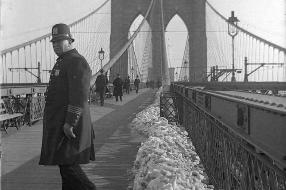 Полицейский на Бруклинском мосту