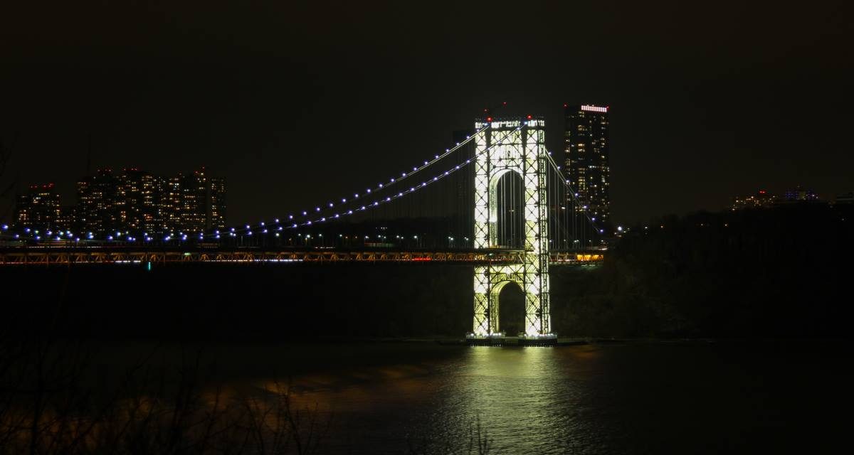 Не первый год в Нью-Йорке живу, а светящийся мост Джорджа Вашингтона сегодня увидел впервые.