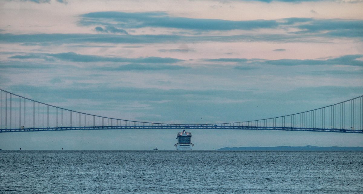 Круизный лайнер Norwegian Breakaway покидает акваторию Нью-Йорка и проходит под мостом Верразано-Нэ