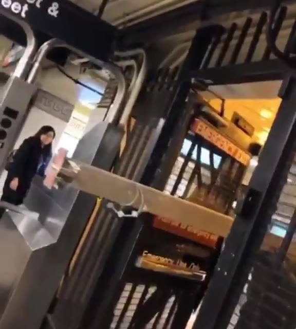 Мужик с пятиметровым швеллером в метро, или как написали в комментах к этому видео на реддите: …