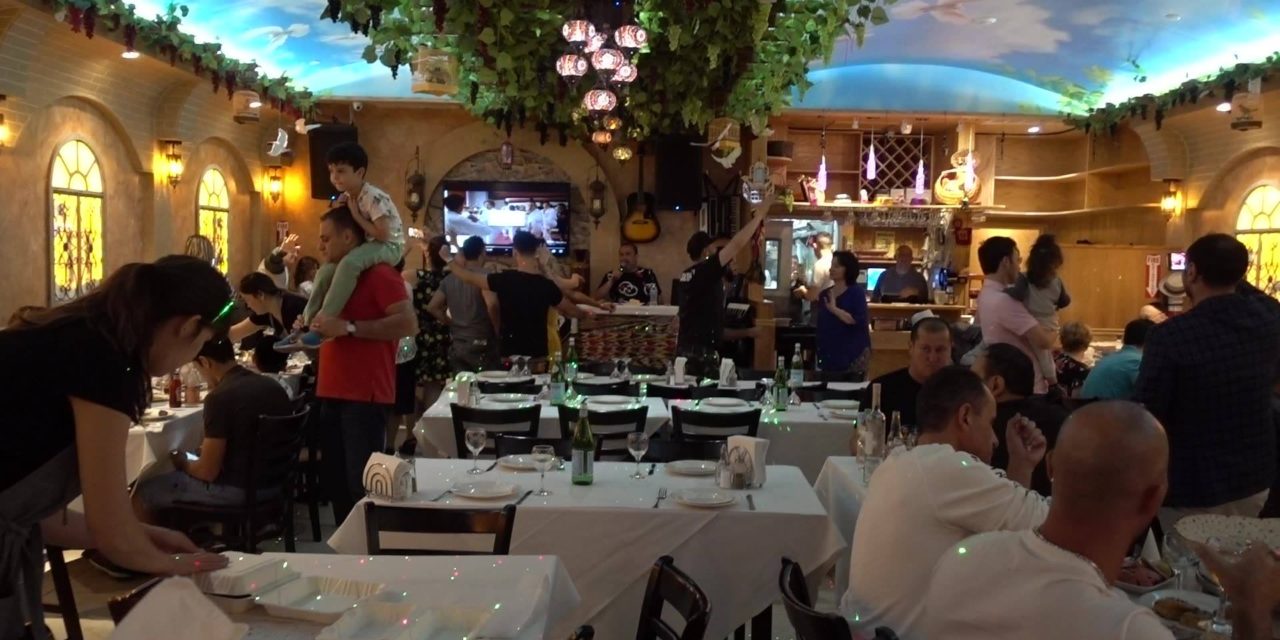 Занесло меня вчера вечером в Куинс в бухарский ресторан, от чего случился легкий культурный шок