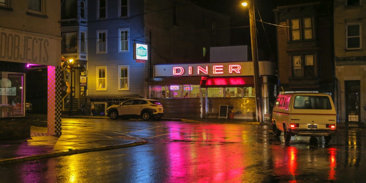 Дождливым вечером в городе Хадсон, штат Нью-Йорк.