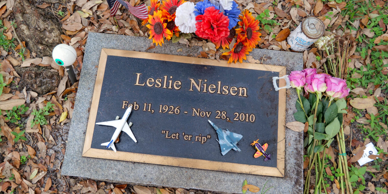 Кладбищенские истории: могила Лесли Нильсена