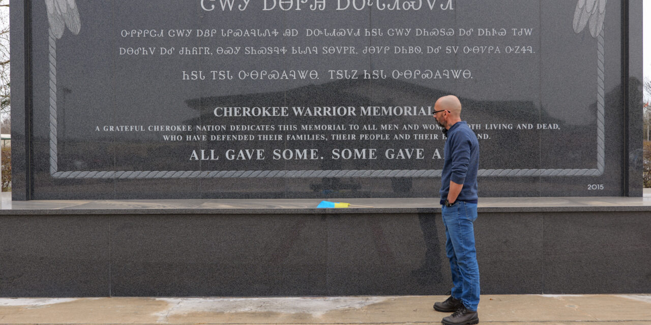 Мемориал войнам Чероки, который находится рядом с главным офисом племени в городе Талекуа, Оклахома
